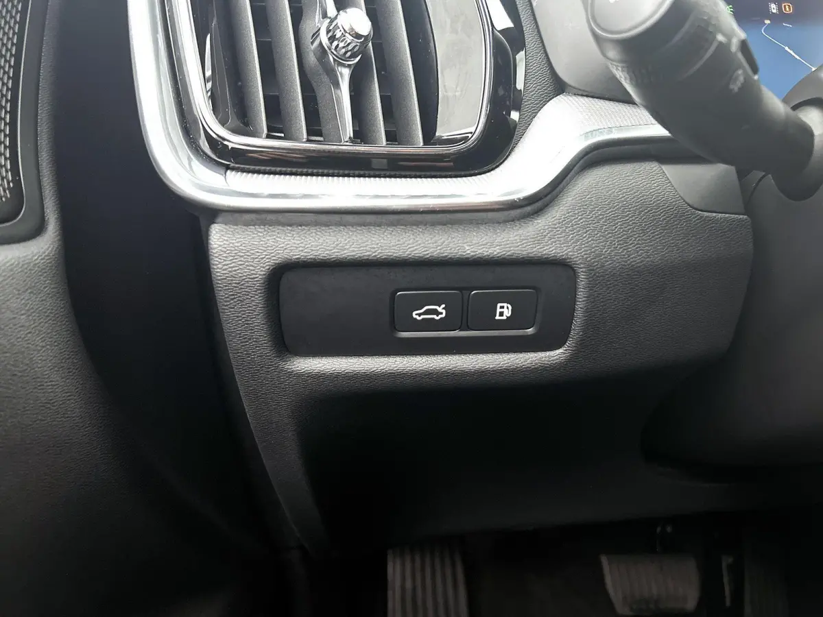 2.0 T6 Plug-in hybrid AWD Plus Dark