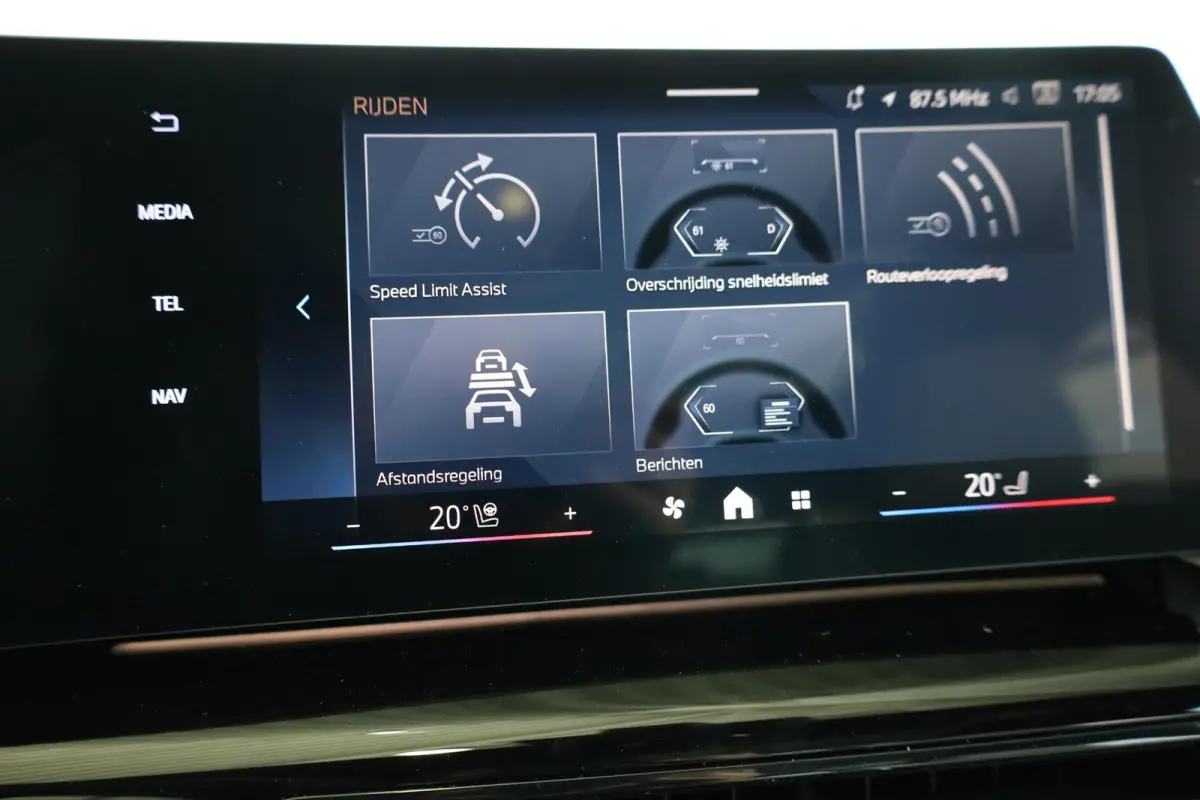 eDrive20 | M Sport Pro | Panoramadak | Driving Assistant Plus | Harman/Kardon | Trekhaak
