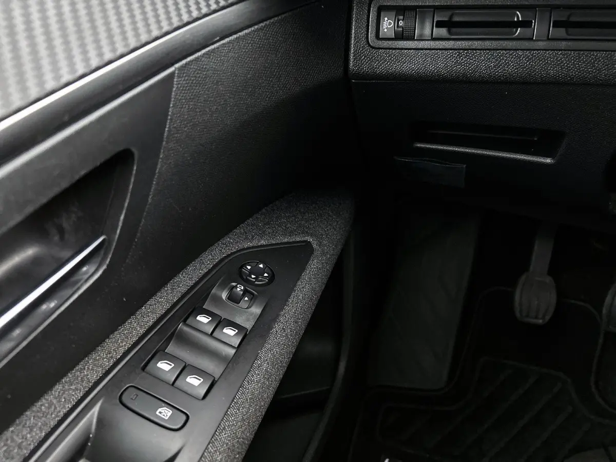 1.2 130pk Blue Lease Executive | Navigatie | Climate Control | Cruise Control | 17"LMV | Parkeersensoren | Apple Carplay/Android Auto |