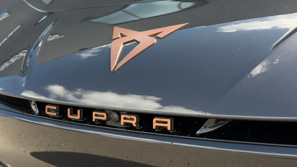 231pk Copper Edition 62 kWh | 360 Camera | Alcantara Bekleding | Adaptive Cruise | Keyless | Verwarmde & Masserende Voorstoelen |
