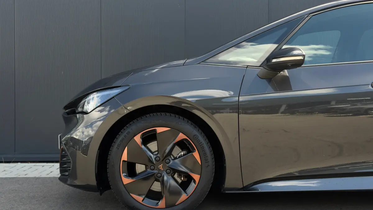 231pk Copper Edition 62 kWh | 360 Camera | Alcantara Bekleding | Adaptive Cruise | Keyless | Verwarmde & Masserende Voorstoelen |
