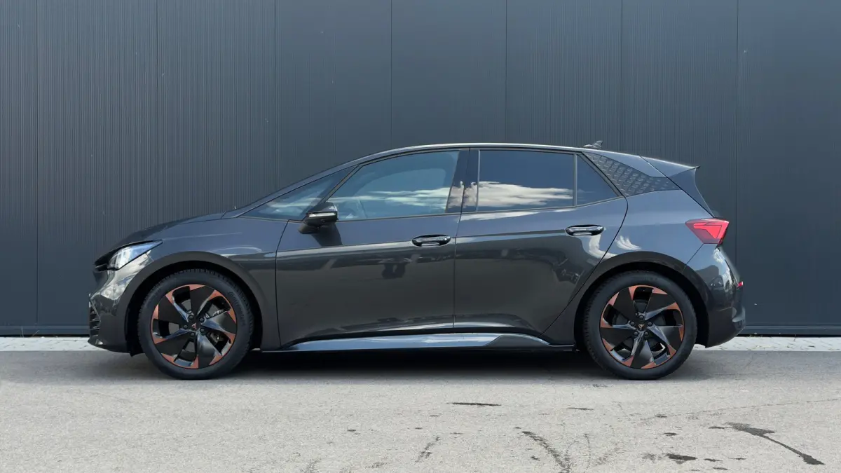 231pk Copper Edition 62 kWh | 360 Camera | Alcantara Bekleding | Adaptive Cruise | Keyless | Verwarmde & Masserende Voorstoelen |