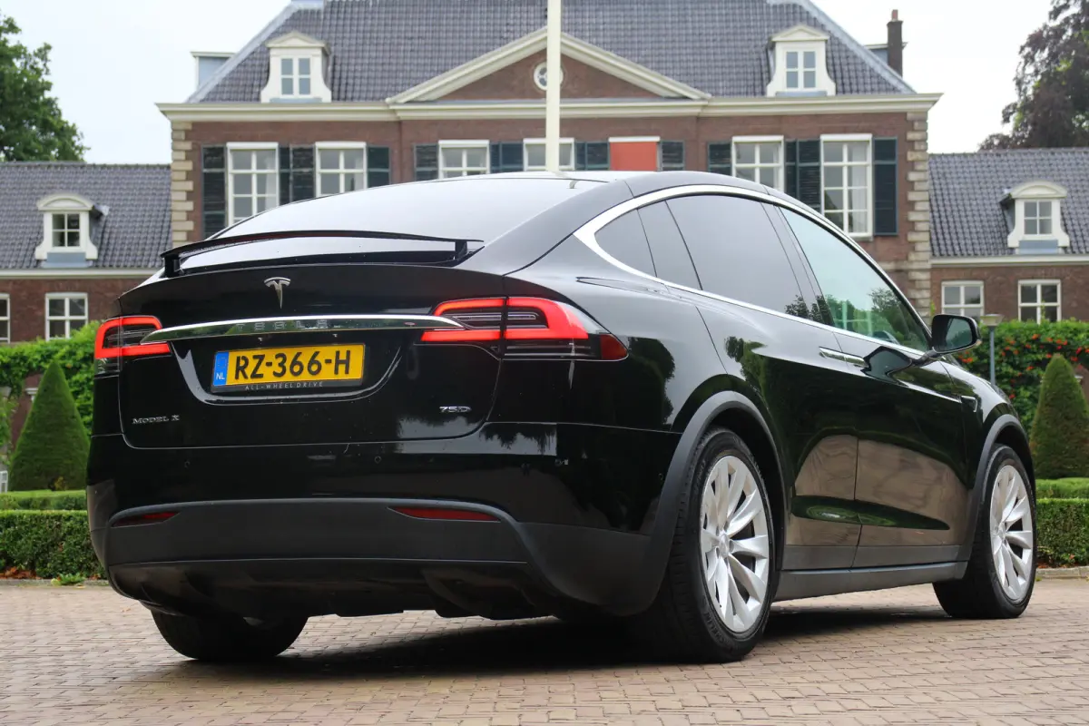 75D Base | NL-AUTO! | 1E EIGENAAR! | ADAPTIVE CRUISE | CAMERA | GROOT NAVI | ELEKTR. STOEL | STOELVERWARMING | HALF LEDER