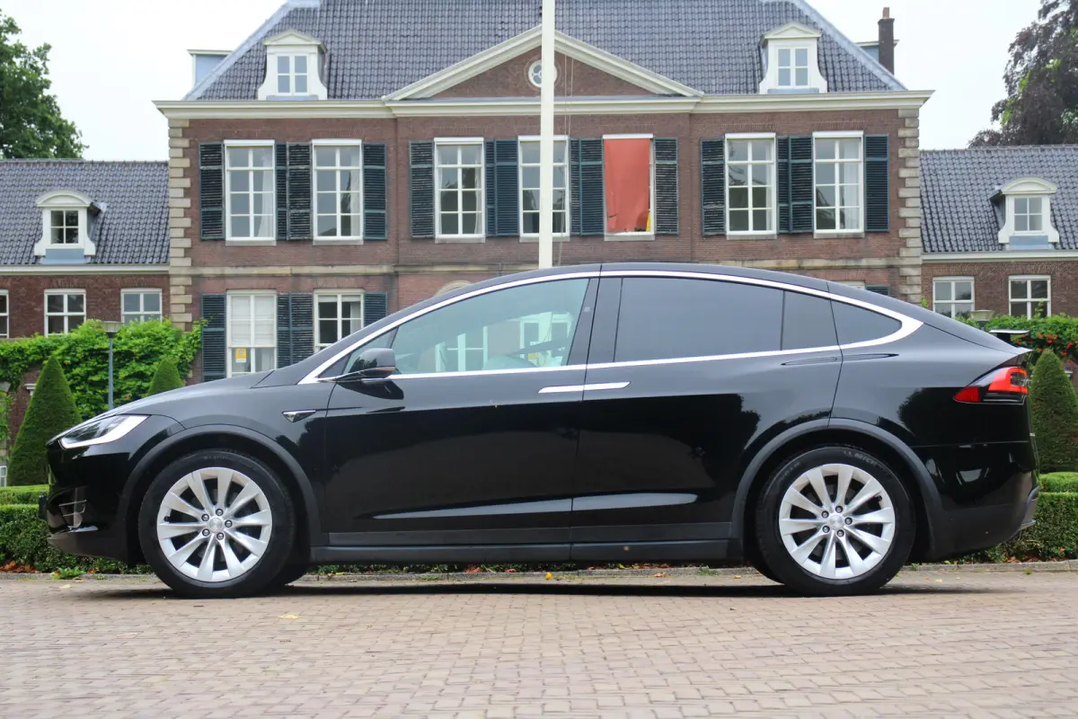 75D Base | NL-AUTO! | 1E EIGENAAR! | ADAPTIVE CRUISE | CAMERA | GROOT NAVI | ELEKTR. STOEL | STOELVERWARMING | HALF LEDER