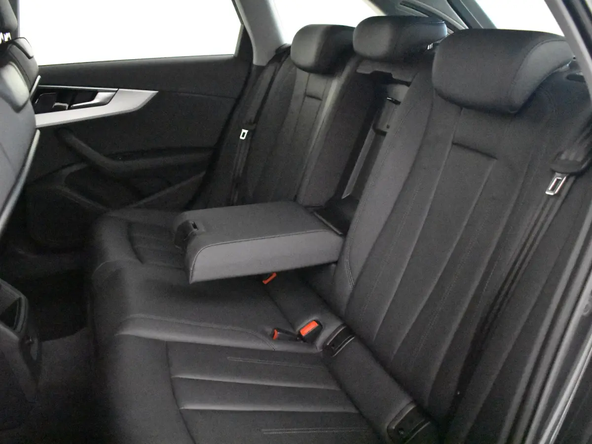 35 TFSI S Edition 150Pk DSG/AUTO |  | Elekt Glazen pano-dak | Achteruitrijcamera | Dodehoek detectie | Elekt achterklep | Parkeersensoren |  Stoelverwarming | Cruise control | App connect | 