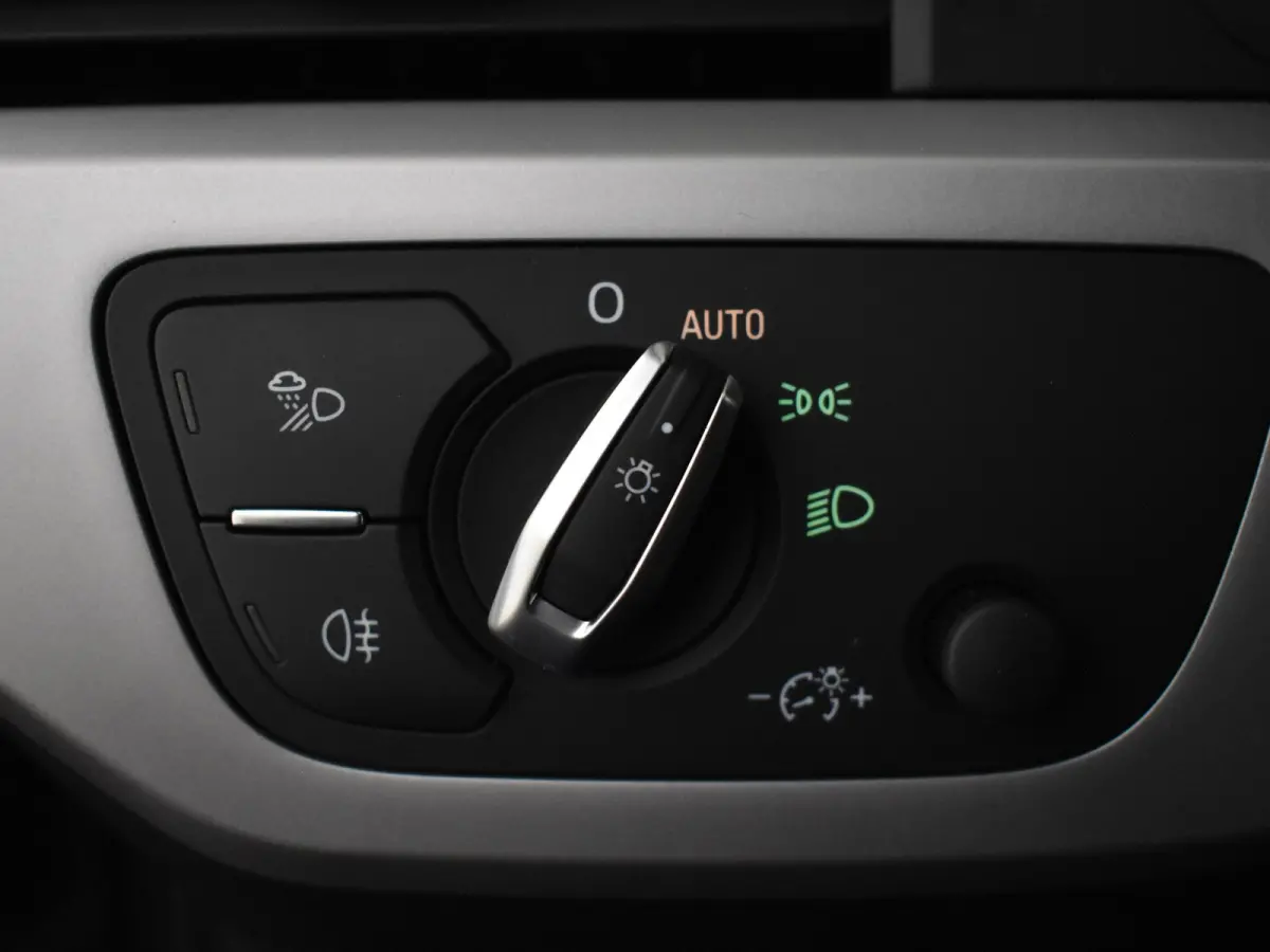 35 TFSI S Edition 150Pk DSG/AUTO |  | Elekt Glazen pano-dak | Achteruitrijcamera | Dodehoek detectie | Elekt achterklep | Parkeersensoren |  Stoelverwarming | Cruise control | App connect | 