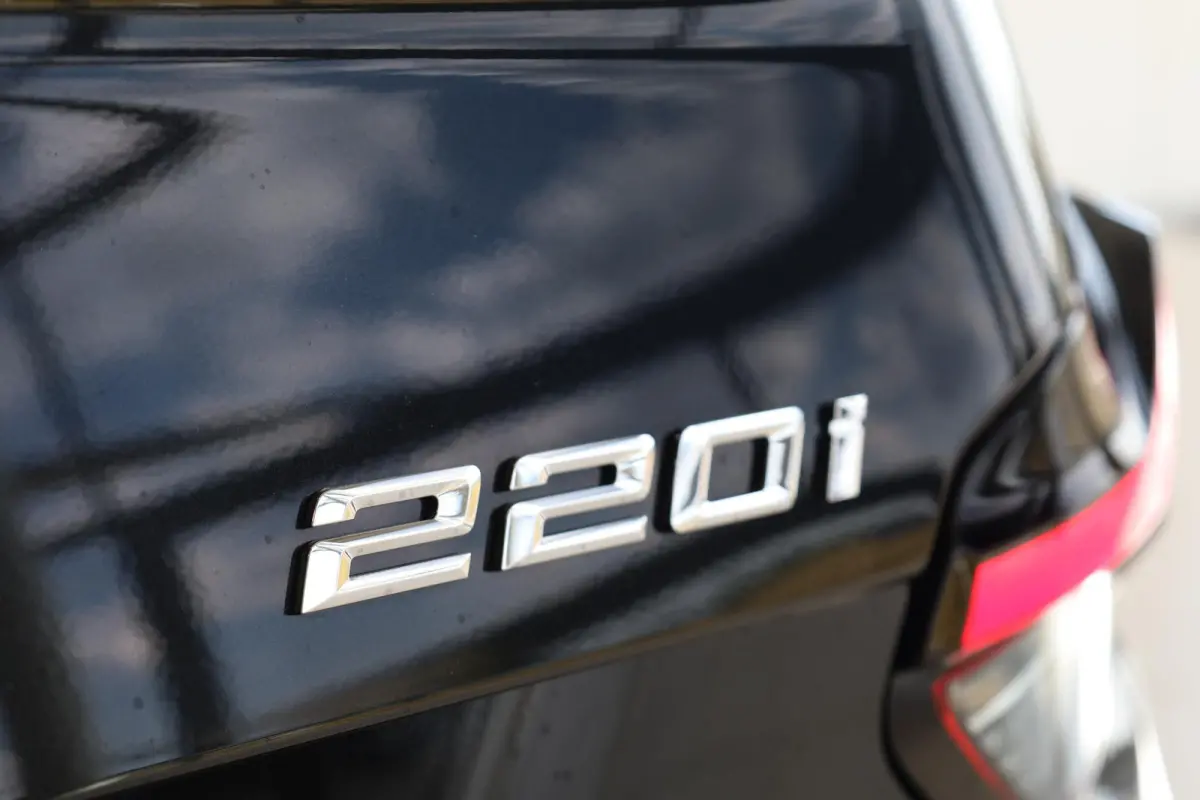 220i | M Sport Pro | Glazen Schuif-/ Kanteldak | Driving Assistant | Elektr. Verstelbare Stoelen