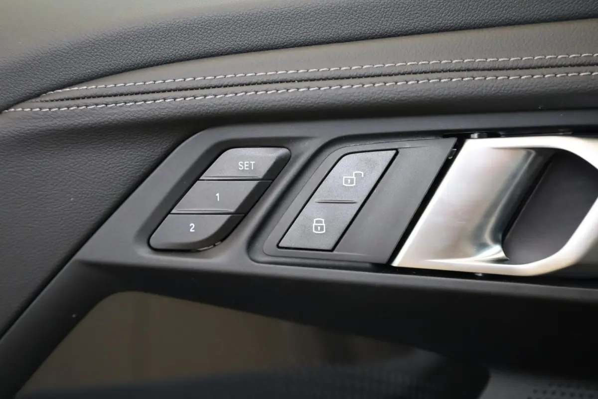 220i | M Sport Pro | Glazen Schuif-/ Kanteldak | Driving Assistant | Elektr. Verstelbare Stoelen
