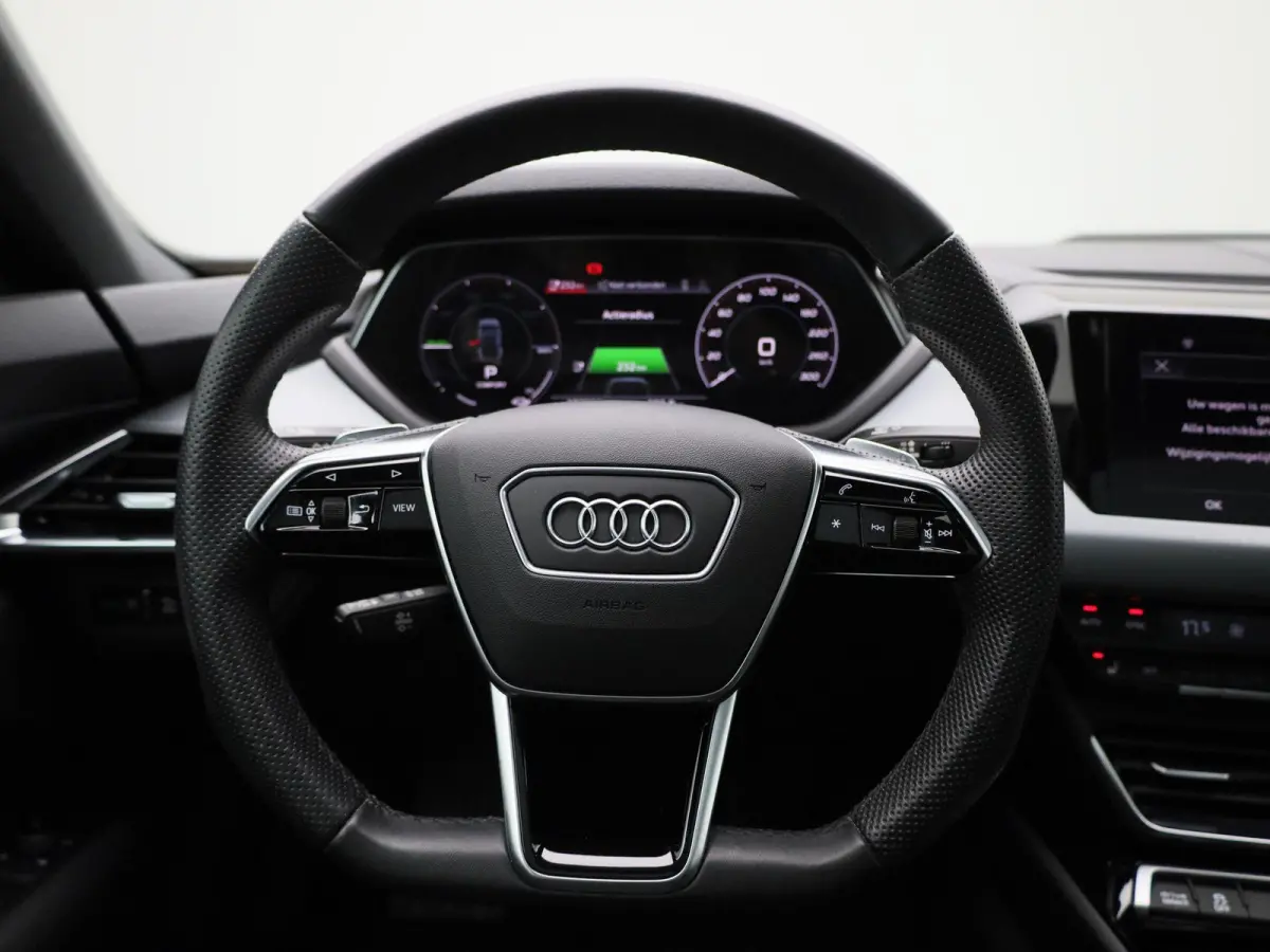 93 kWh 476 PK | Navigatie | Camera | Bang & Olufsen Premium | Dodehoek detectie | Cruise control | Stoelverwarming | 20' Lichtmetalen velgen |