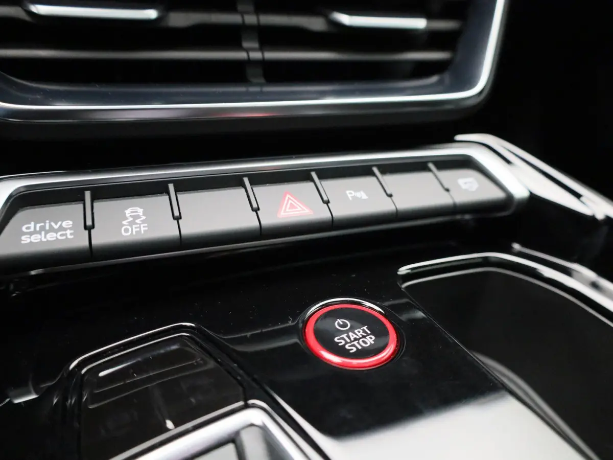 93 kWh 476 PK | Navigatie | Camera | Bang & Olufsen Premium | Dodehoek detectie | Cruise control | Stoelverwarming | 20' Lichtmetalen velgen |