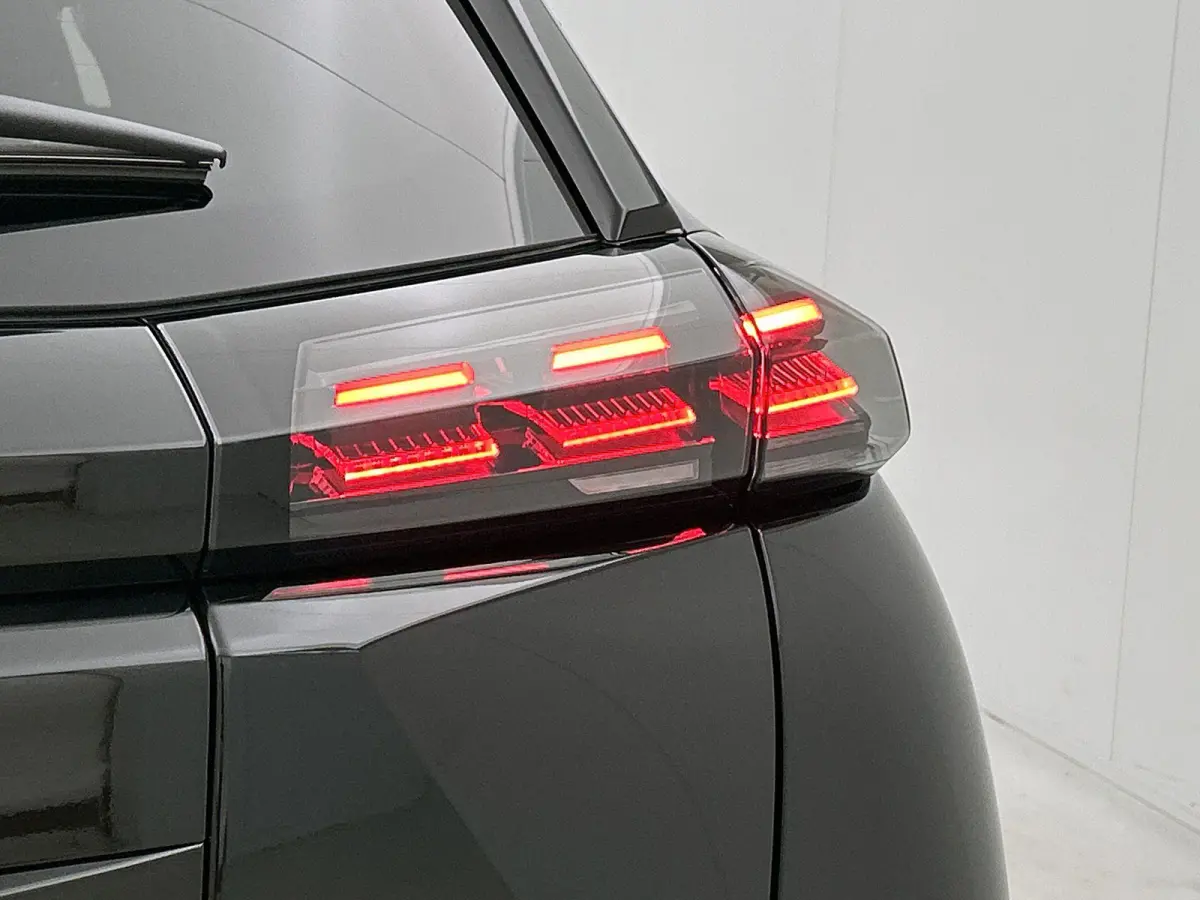 1.2 Hybrid 145pk Allure Automaat | Navigatie | Adaptieve Cruise Control | LED | Camera Voor + Achter | 17"LMV | Dodehoekdetectie | Dakrails |