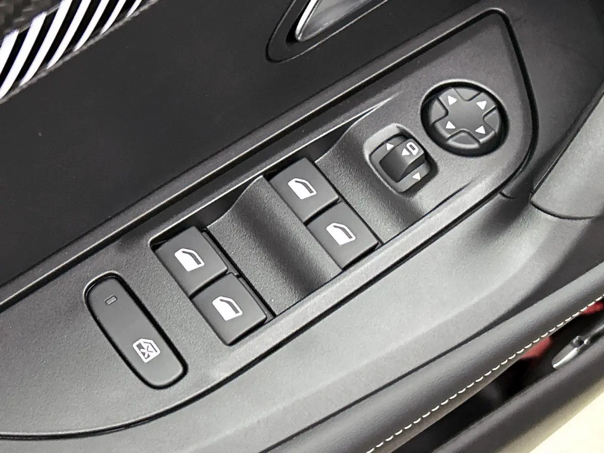 1.2 Hybrid 145pk Allure Automaat | Navigatie | Adaptieve Cruise Control | LED | Camera Voor + Achter | 17"LMV | Dodehoekdetectie | Dakrails |