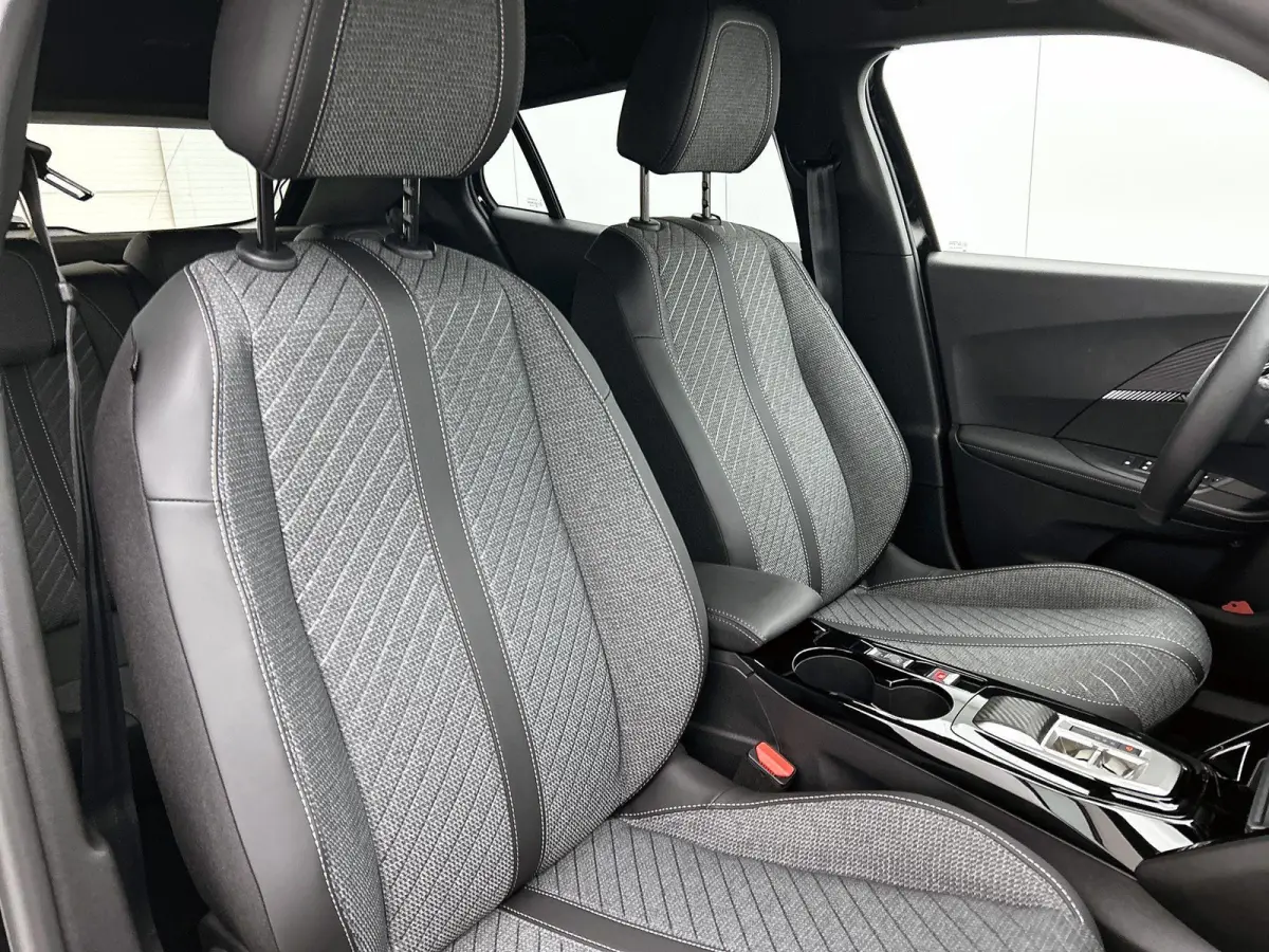 1.2 Hybrid 145pk Allure Automaat | Navigatie | Adaptieve Cruise Control | LED | Camera Voor + Achter | 17"LMV | Dodehoekdetectie | Dakrails |