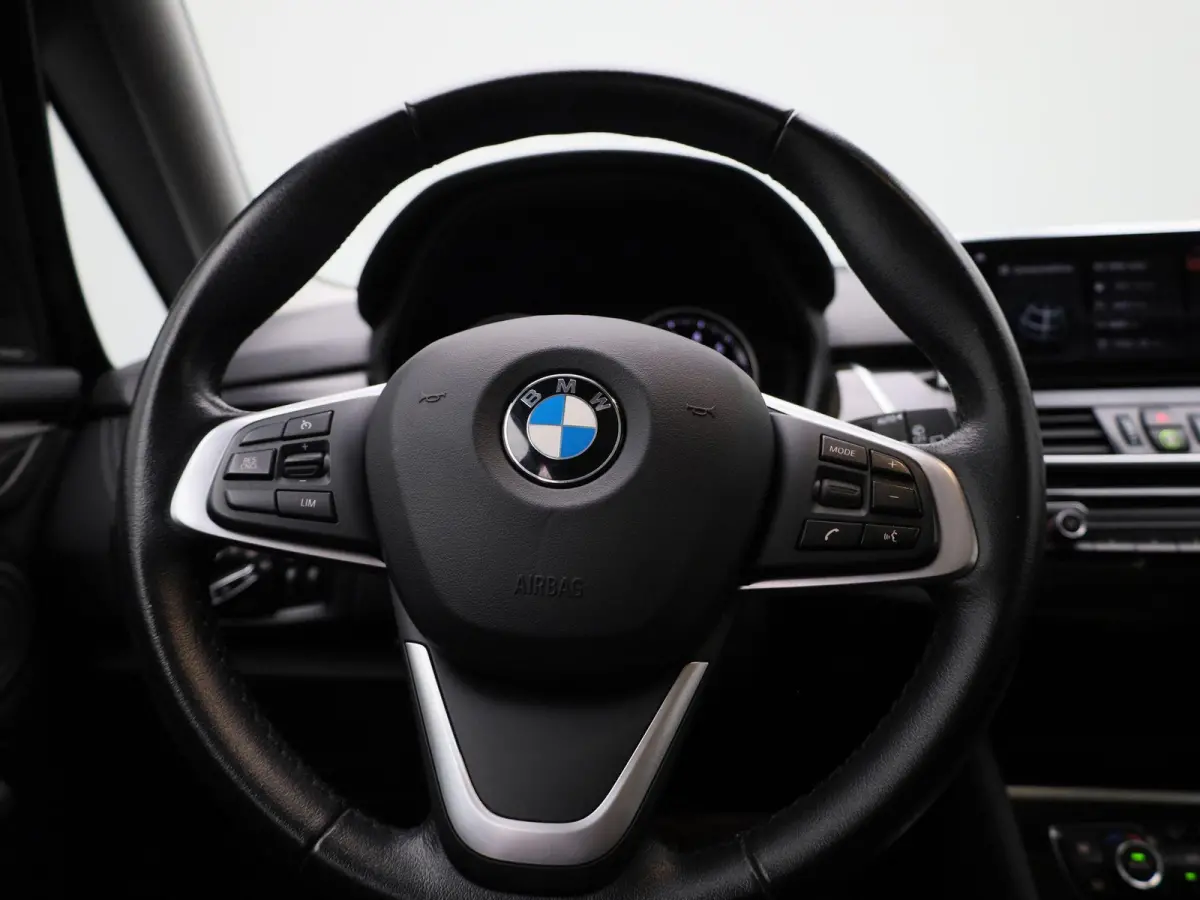 218i 7p. High Executive Edition | PANORAMADAK | STOELVERWARMING | PARKEERSENSOREN | ACHTERUITRIJCAMERA | NAVIGATIE | ELEKTRISCHE ACHTERKLEP | LED VERLICHTING | LICHTMETALEN VELGEN | CLIMATE 