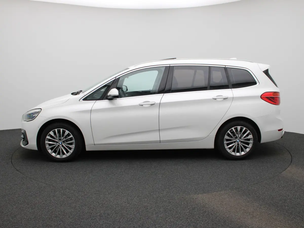 218i 7p. High Executive Edition | PANORAMADAK | STOELVERWARMING | PARKEERSENSOREN | ACHTERUITRIJCAMERA | NAVIGATIE | ELEKTRISCHE ACHTERKLEP | LED VERLICHTING | LICHTMETALEN VELGEN | CLIMATE 