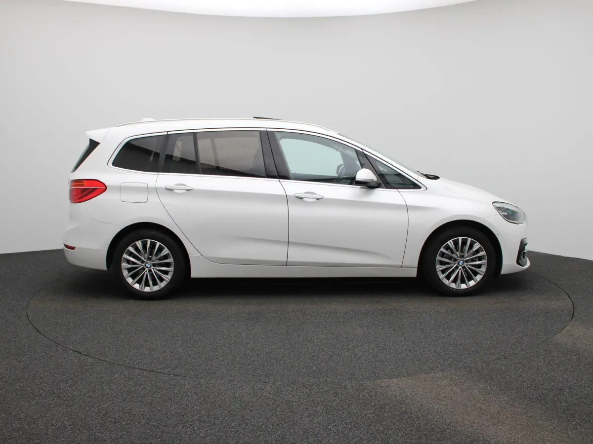218i 7p. High Executive Edition | PANORAMADAK | STOELVERWARMING | PARKEERSENSOREN | ACHTERUITRIJCAMERA | NAVIGATIE | ELEKTRISCHE ACHTERKLEP | LED VERLICHTING | LICHTMETALEN VELGEN | CLIMATE 