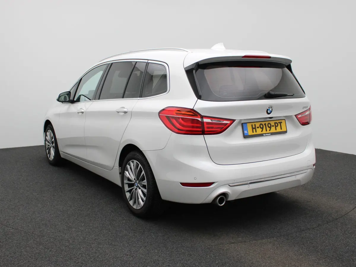 218i 7p. High Executive Edition | PANORAMADAK | STOELVERWARMING | PARKEERSENSOREN | ACHTERUITRIJCAMERA | NAVIGATIE | ELEKTRISCHE ACHTERKLEP | LED VERLICHTING | LICHTMETALEN VELGEN | CLIMATE 
