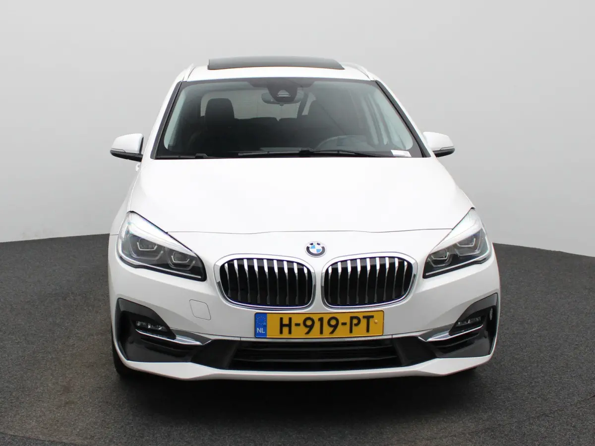 218i 7p. High Executive Edition | PANORAMADAK | STOELVERWARMING | PARKEERSENSOREN | ACHTERUITRIJCAMERA | NAVIGATIE | ELEKTRISCHE ACHTERKLEP | LED VERLICHTING | LICHTMETALEN VELGEN | CLIMATE 