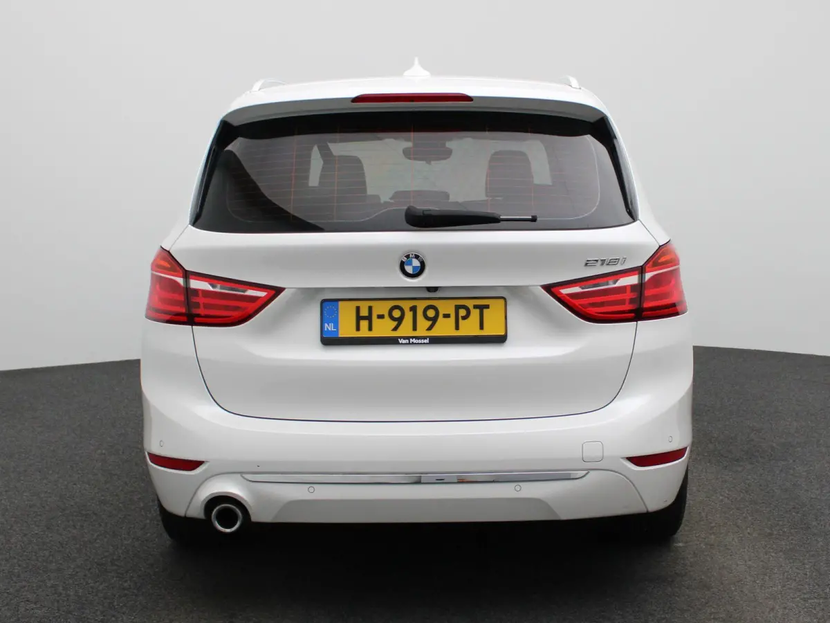 218i 7p. High Executive Edition | PANORAMADAK | STOELVERWARMING | PARKEERSENSOREN | ACHTERUITRIJCAMERA | NAVIGATIE | ELEKTRISCHE ACHTERKLEP | LED VERLICHTING | LICHTMETALEN VELGEN | CLIMATE 