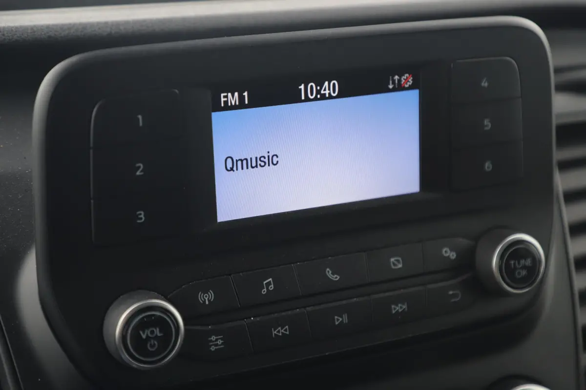 350 2.0 TDCI L5H1 Ambiente Skeletal 129PK Bakwagen Meubelbak Spouwmuurisolatie Inrichting bakwagen Airco Radio Bluetooth