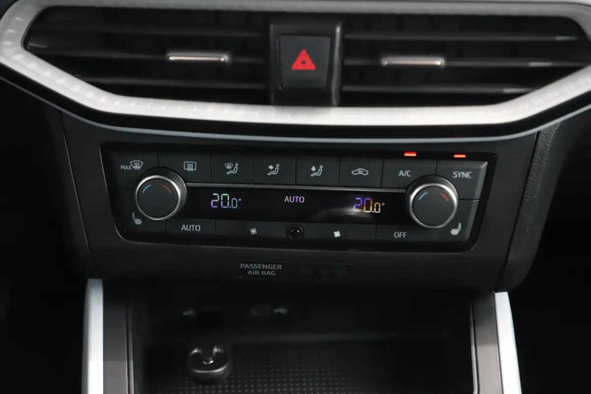1.0 TSI Style Business Intense Virtual Cockpit 17 inch LMV Navigatie Carplay Android Stoelverwarming Climate Cruise Control LED