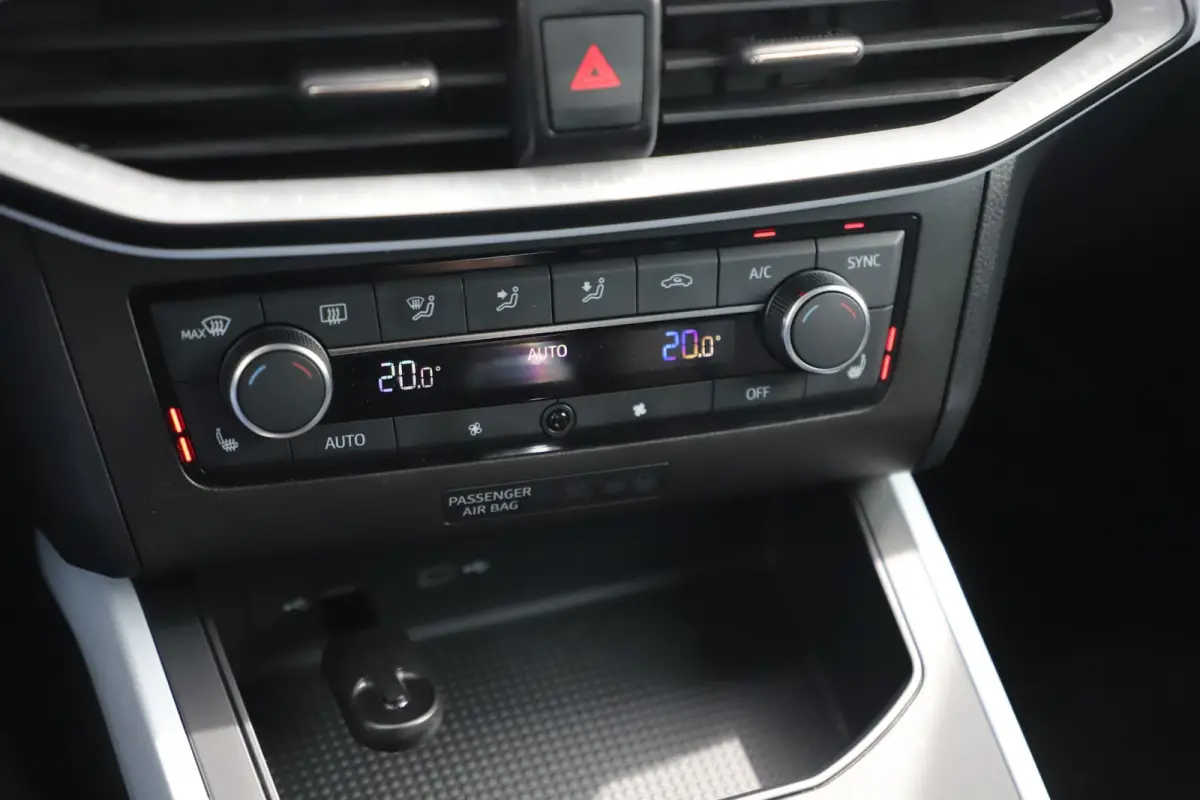1.0 TSI Style Business Intense Virtual Cockpit 17 inch LMV Navigatie Carplay Android Stoelverwarming Climate Cruise Control LED