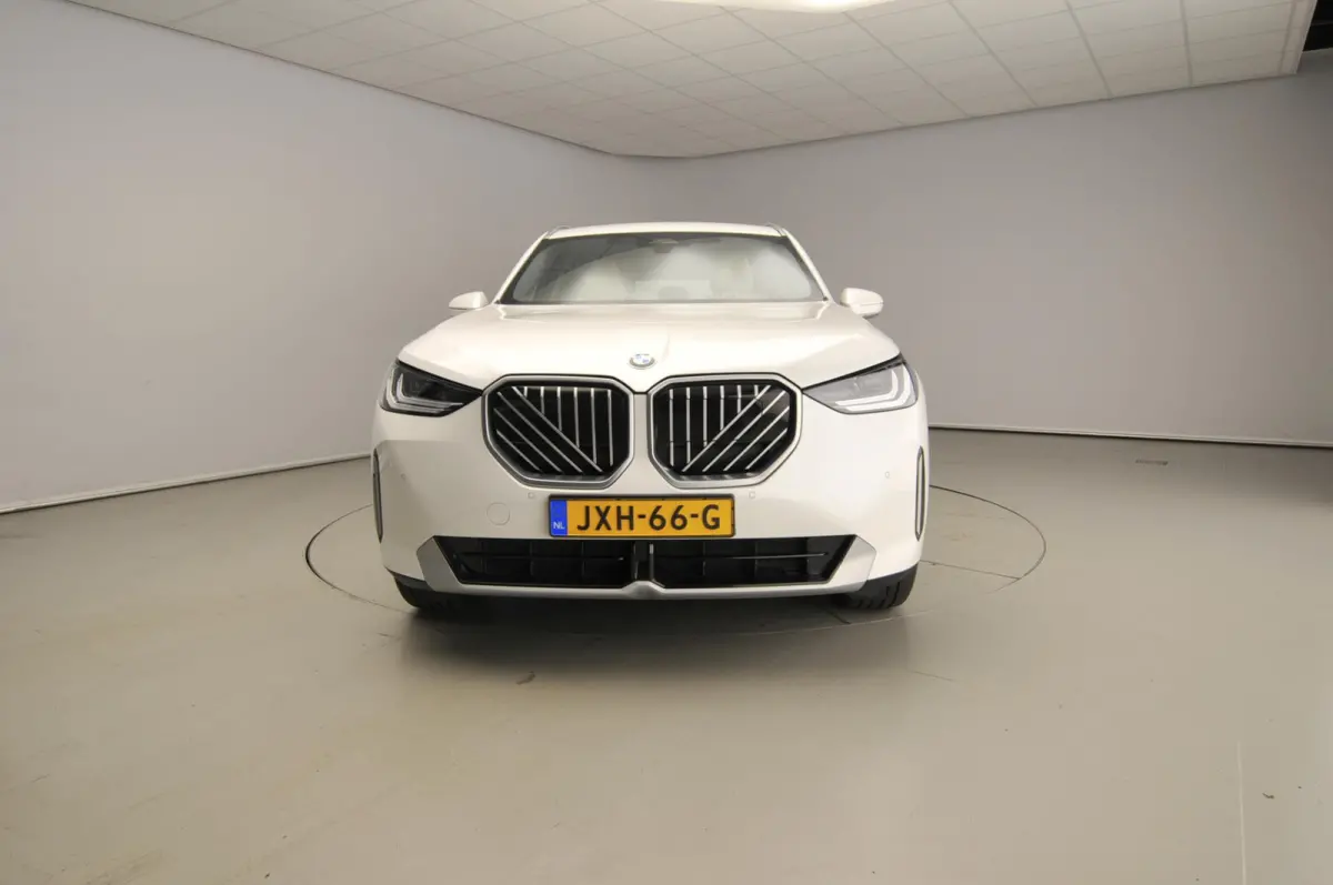 30e xDrive | LED | Navigatie | SOH 100% | Sportstoelen | Elektr. zetels | Stoelverwarming | DAB | Alu 19 inch