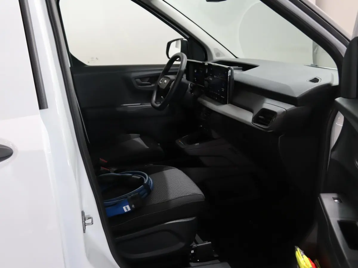 Trend 46 kWh PARKEERSENSOREN V+A, CARPLAY, CRUISE CONTROL, ACHTERUITRIJ CAMERA, 16'' RESERVEWIEL, LED LAADRUIMTEVERLICHTING , LAADVLOERBESCHERMING, RUBBER , TREKHAAK