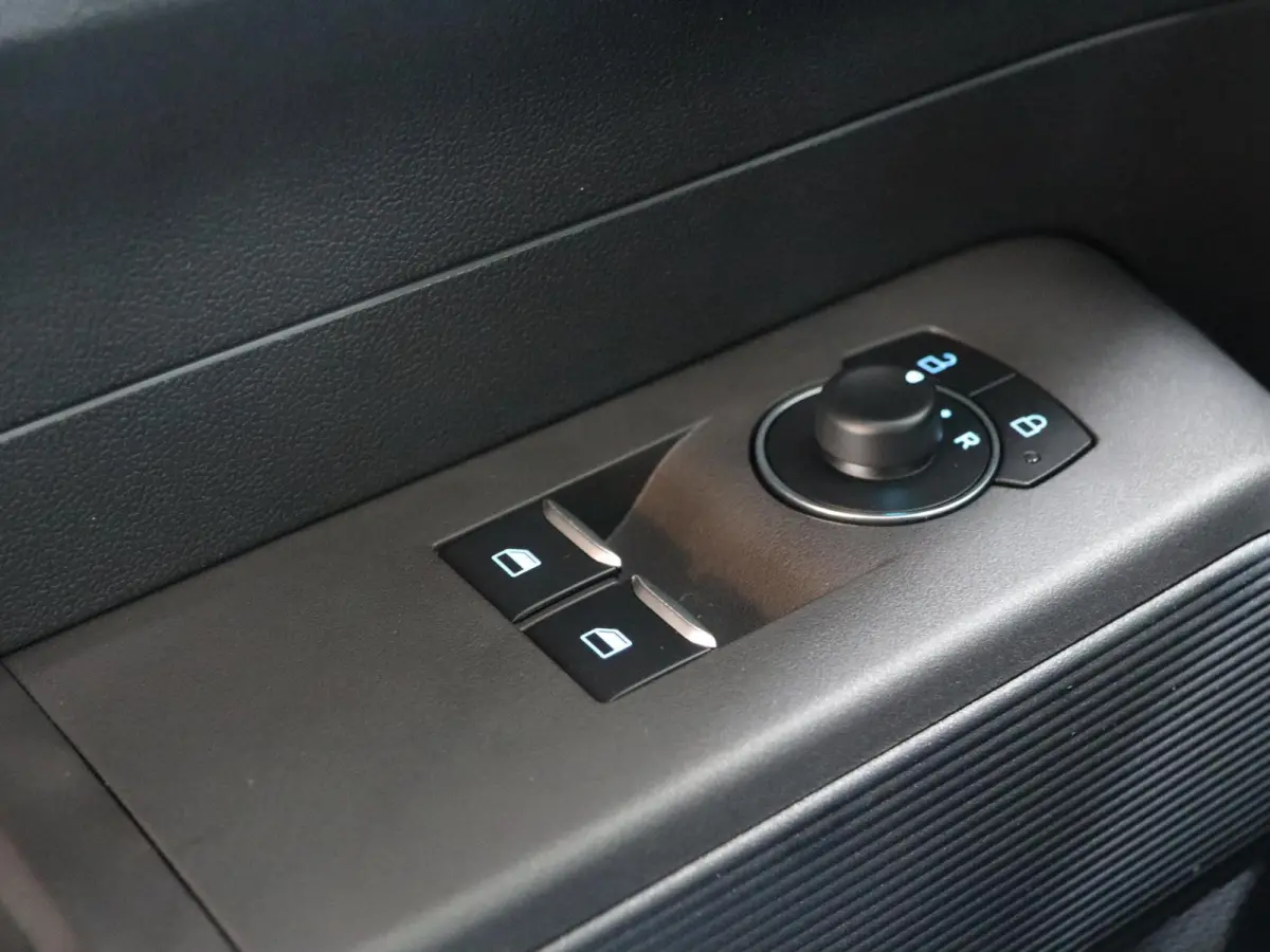 Trend 46 kWh PARKEERSENSOREN V+A, CARPLAY, CRUISE CONTROL, ACHTERUITRIJ CAMERA, 16'' RESERVEWIEL, LED LAADRUIMTEVERLICHTING , LAADVLOERBESCHERMING, RUBBER , TREKHAAK