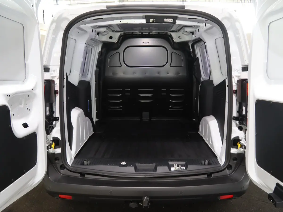 Trend 46 kWh PARKEERSENSOREN V+A, CARPLAY, CRUISE CONTROL, ACHTERUITRIJ CAMERA, 16'' RESERVEWIEL, LED LAADRUIMTEVERLICHTING , LAADVLOERBESCHERMING, RUBBER , TREKHAAK