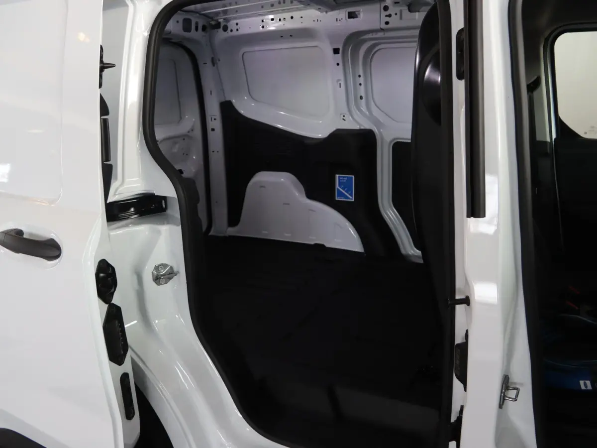 Trend 46 kWh PARKEERSENSOREN V+A, CARPLAY, CRUISE CONTROL, ACHTERUITRIJ CAMERA, 16'' RESERVEWIEL, LED LAADRUIMTEVERLICHTING , LAADVLOERBESCHERMING, RUBBER , TREKHAAK