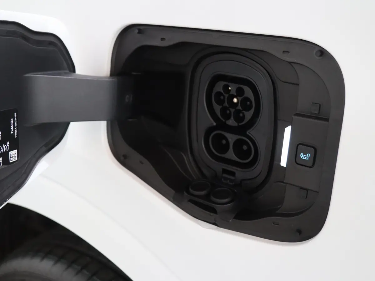 Trend 46 kWh PARKEERSENSOREN V+A, CARPLAY, CRUISE CONTROL, ACHTERUITRIJ CAMERA, 16'' RESERVEWIEL, LED LAADRUIMTEVERLICHTING , LAADVLOERBESCHERMING, RUBBER , TREKHAAK
