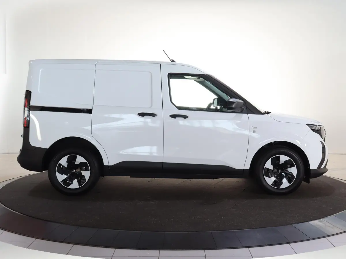 Trend 46 kWh PARKEERSENSOREN V+A, CARPLAY, CRUISE CONTROL, ACHTERUITRIJ CAMERA, 16'' RESERVEWIEL, LED LAADRUIMTEVERLICHTING , LAADVLOERBESCHERMING, RUBBER , TREKHAAK