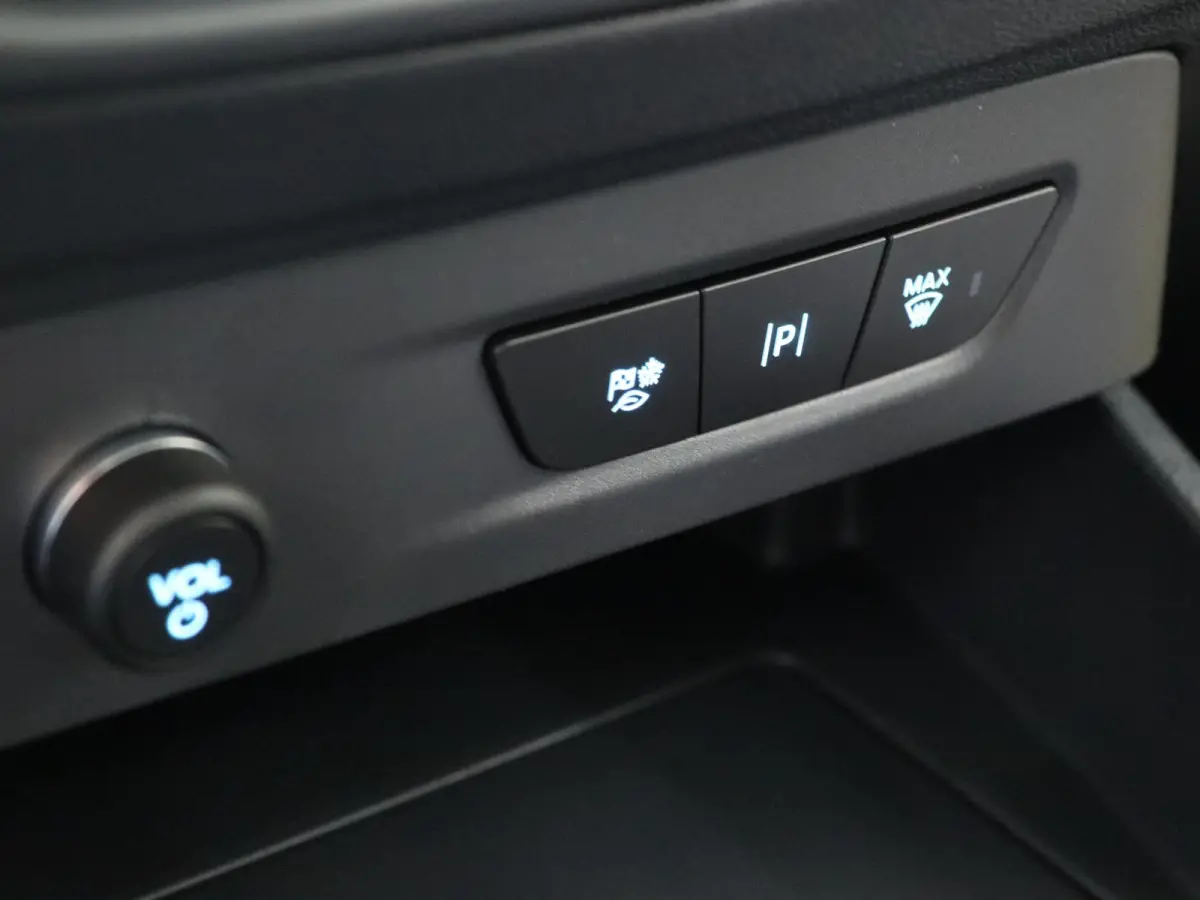 Trend 46 kWh PARKEERSENSOREN V+A, CARPLAY, CRUISE CONTROL, ACHTERUITRIJ CAMERA, 16'' RESERVEWIEL, LED LAADRUIMTEVERLICHTING , LAADVLOERBESCHERMING, RUBBER , TREKHAAK