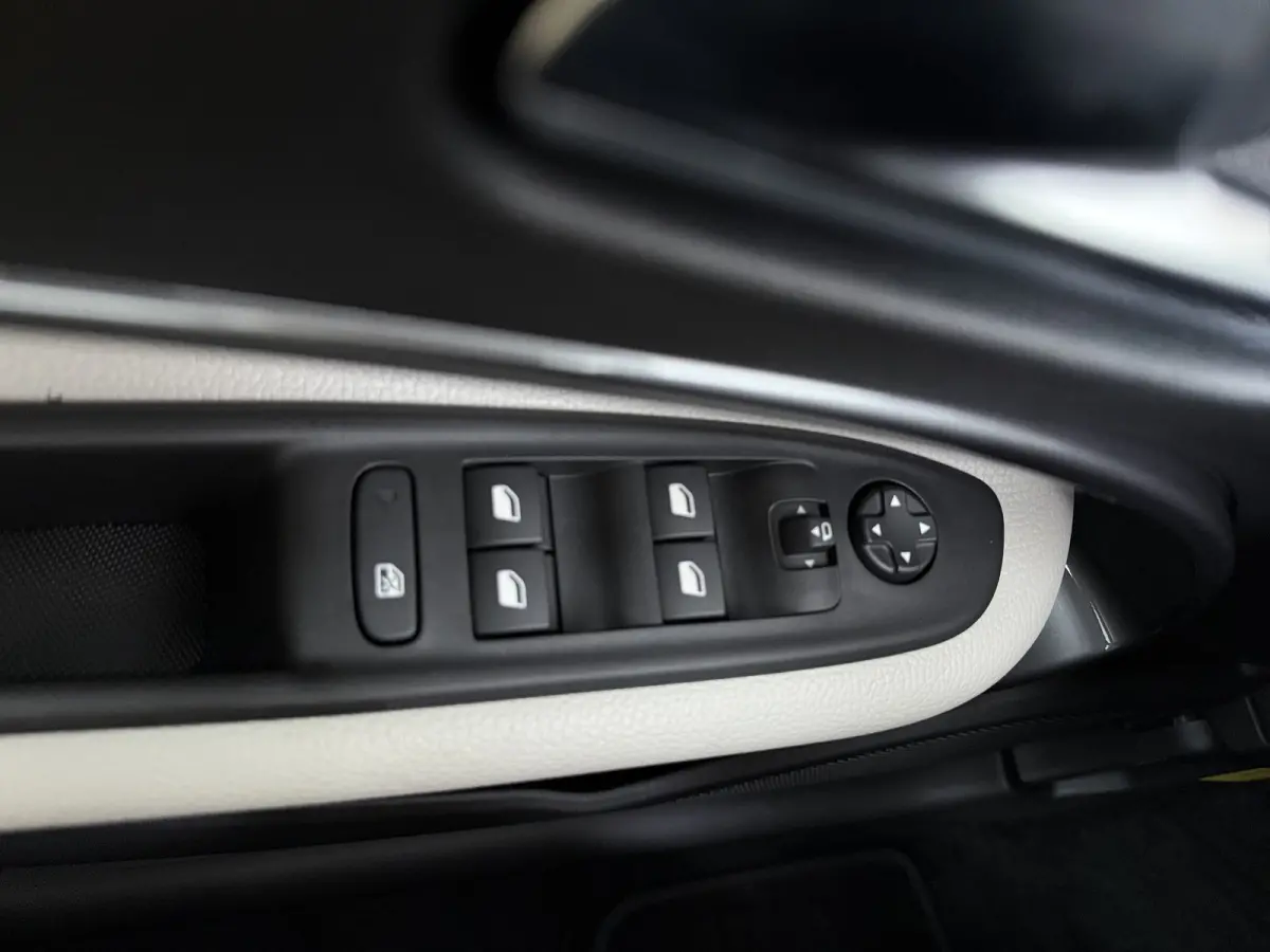 La Prima | 10,25" touchscreen radio met Bluetooth, DAB & USB | Automatische airconditioning | Extra getint glas achter