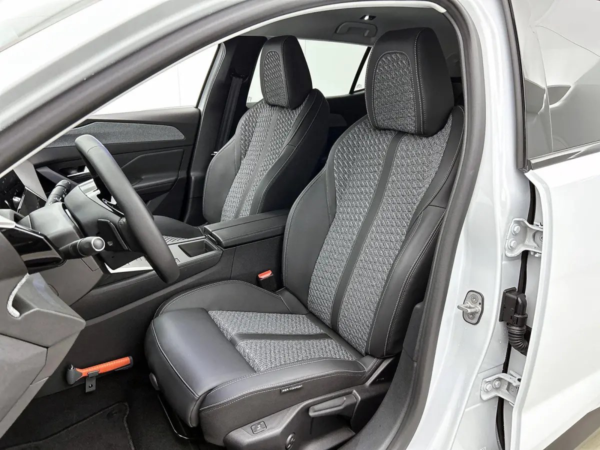 Allure Hybrid 145pk Automaat | DEMO | Nieuw model! | Connected Navigation Pack | 360 Vision & Drive Assist Pack | Comfort Pack | 19" lichtmetalen velgen |