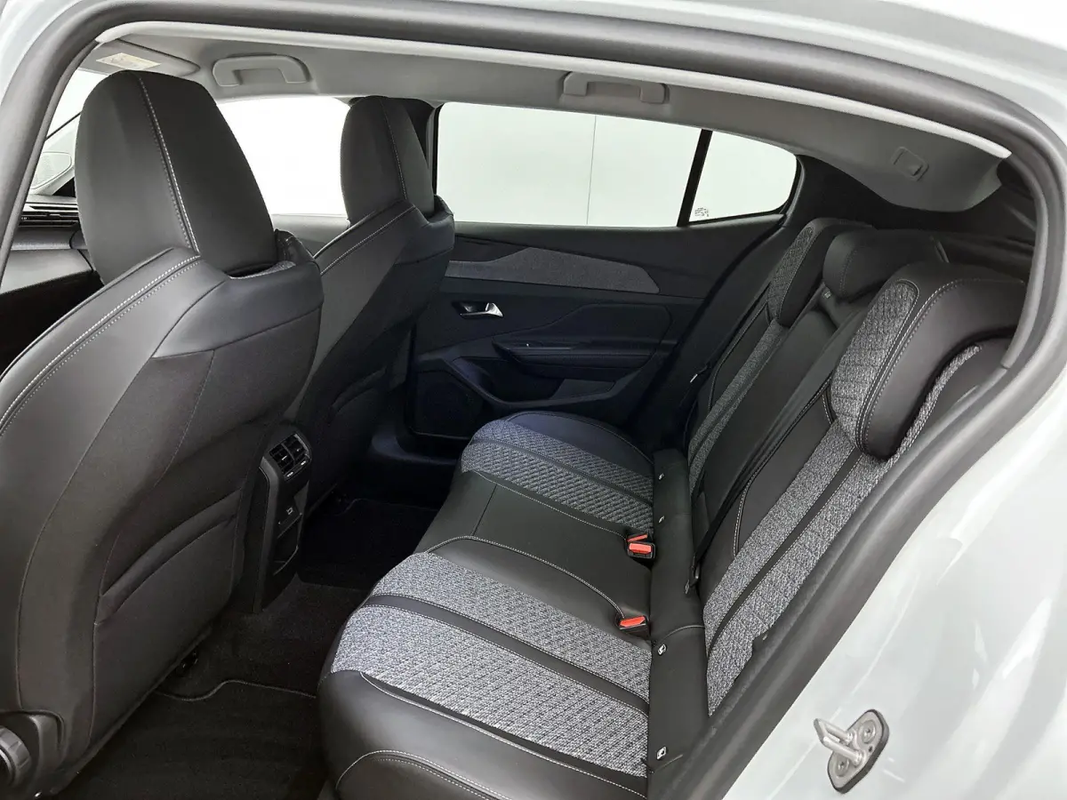 Allure Hybrid 145pk Automaat | DEMO | Nieuw model! | Connected Navigation Pack | 360 Vision & Drive Assist Pack | Comfort Pack | 19" lichtmetalen velgen |