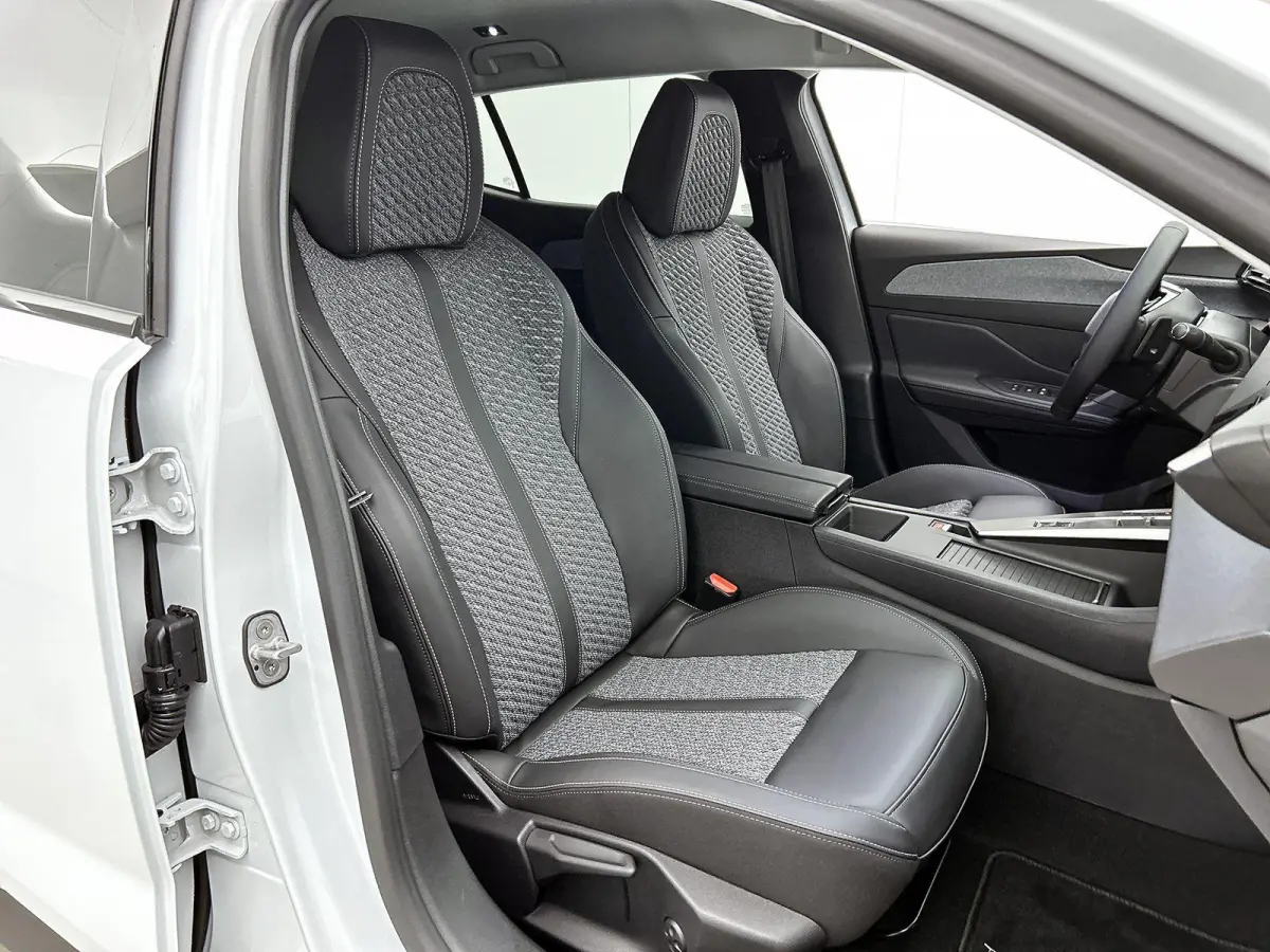 Allure Hybrid 145pk Automaat | DEMO | Nieuw model! | Connected Navigation Pack | 360 Vision & Drive Assist Pack | Comfort Pack | 19" lichtmetalen velgen |