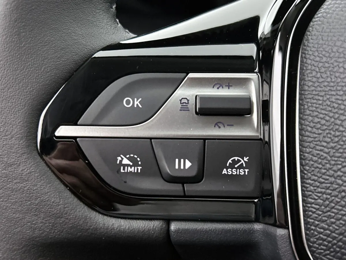 Allure Hybrid 145pk Automaat | DEMO | Nieuw model! | Connected Navigation Pack | 360 Vision & Drive Assist Pack | Comfort Pack | 19" lichtmetalen velgen |