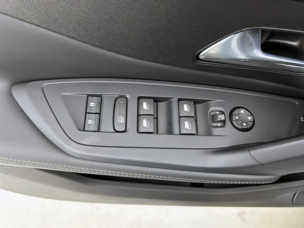 Allure Hybrid 145pk Automaat | DEMO | Nieuw model! | Connected Navigation Pack | 360 Vision & Drive Assist Pack | Comfort Pack | 19" lichtmetalen velgen |