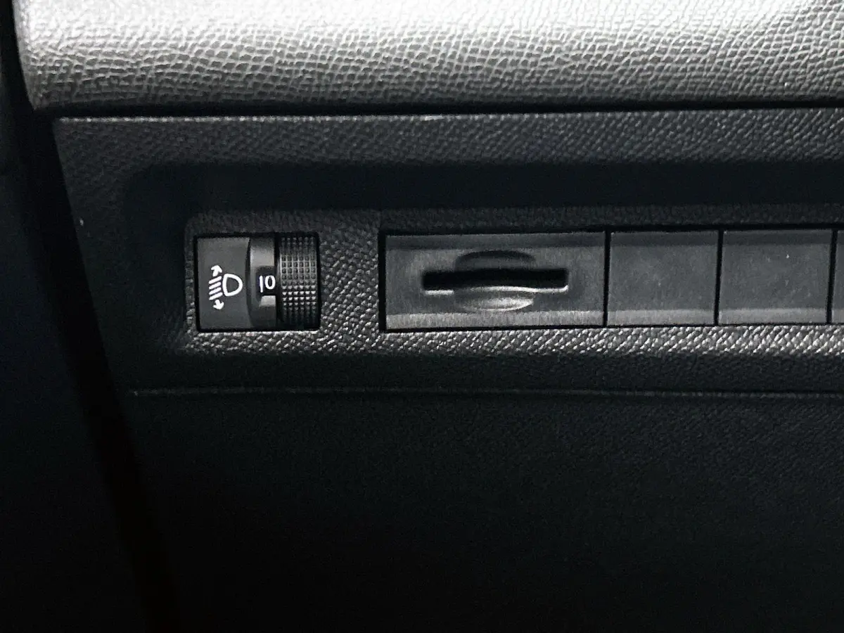 Allure Hybrid 145pk Automaat | DEMO | Nieuw model! | Connected Navigation Pack | 360 Vision & Drive Assist Pack | Comfort Pack | 19" lichtmetalen velgen |