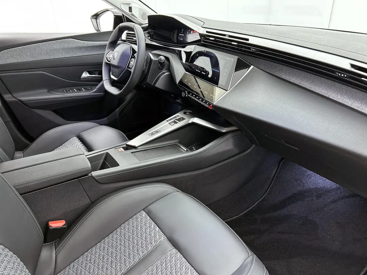Allure Hybrid 145pk Automaat | DEMO | Nieuw model! | Connected Navigation Pack | 360 Vision & Drive Assist Pack | Comfort Pack | 19" lichtmetalen velgen |