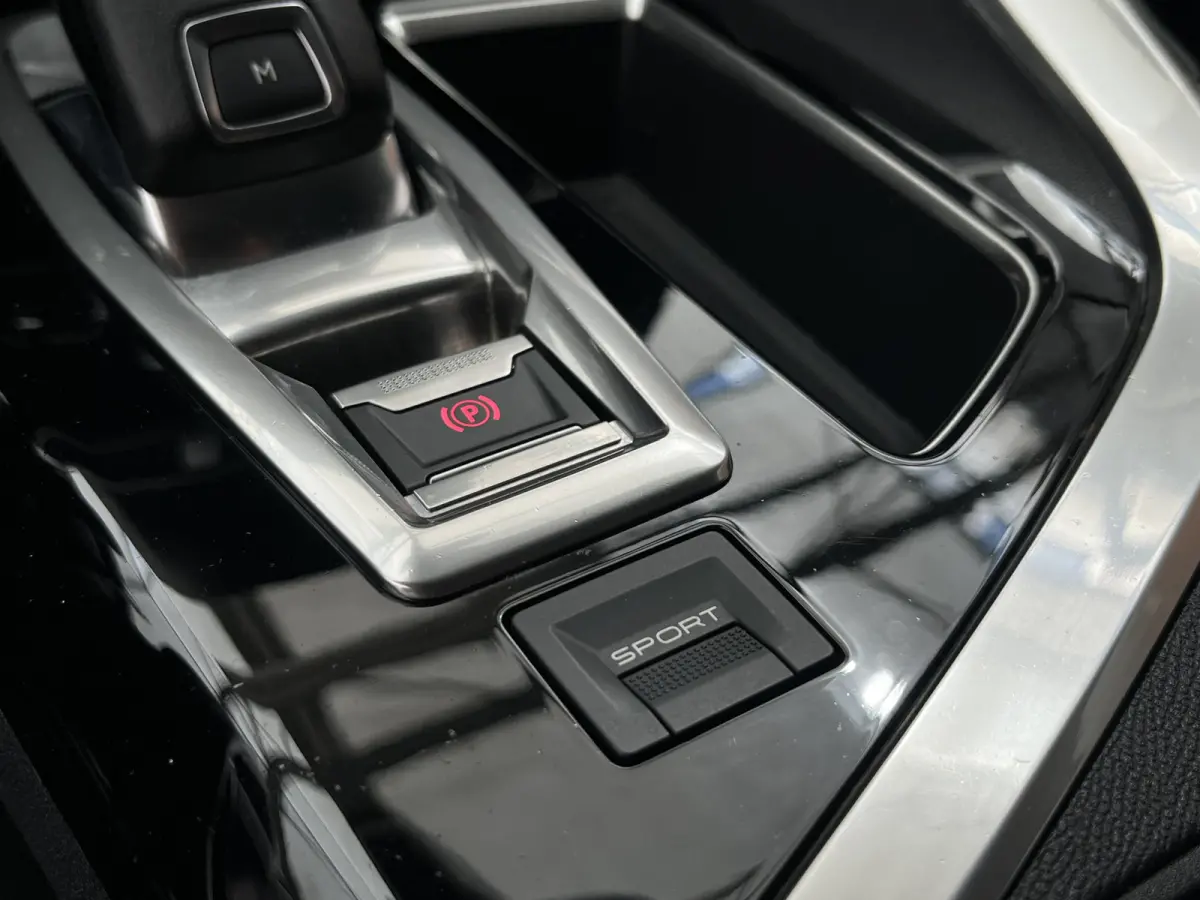PureTech 130 Automaat Active | Trekhaak afneembaar | Carplay/Android Auto | Parkeersensoren voor + achter | Cruise Control | Climate Control | Navigatie | Bluetooth |
