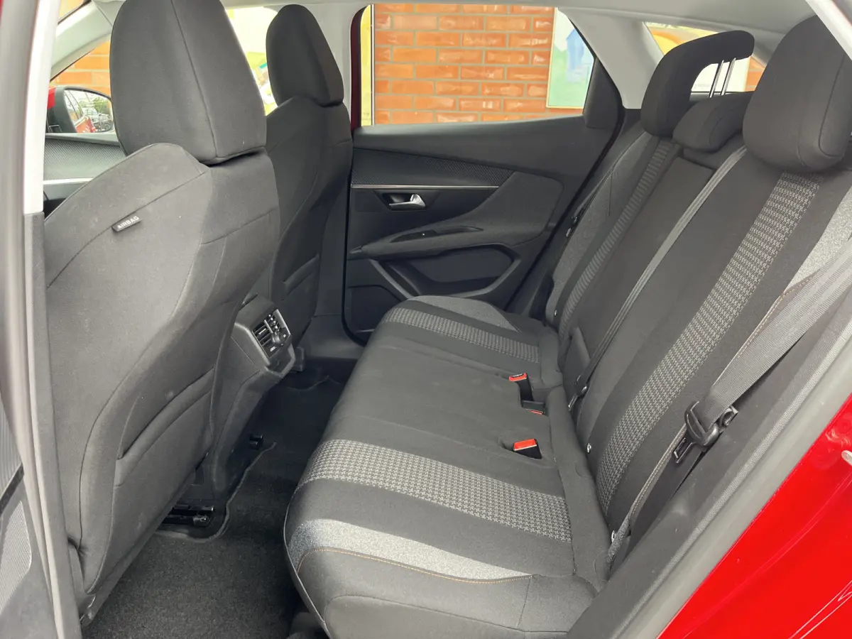 PureTech 130 Automaat Active | Trekhaak afneembaar | Carplay/Android Auto | Parkeersensoren voor + achter | Cruise Control | Climate Control | Navigatie | Bluetooth |