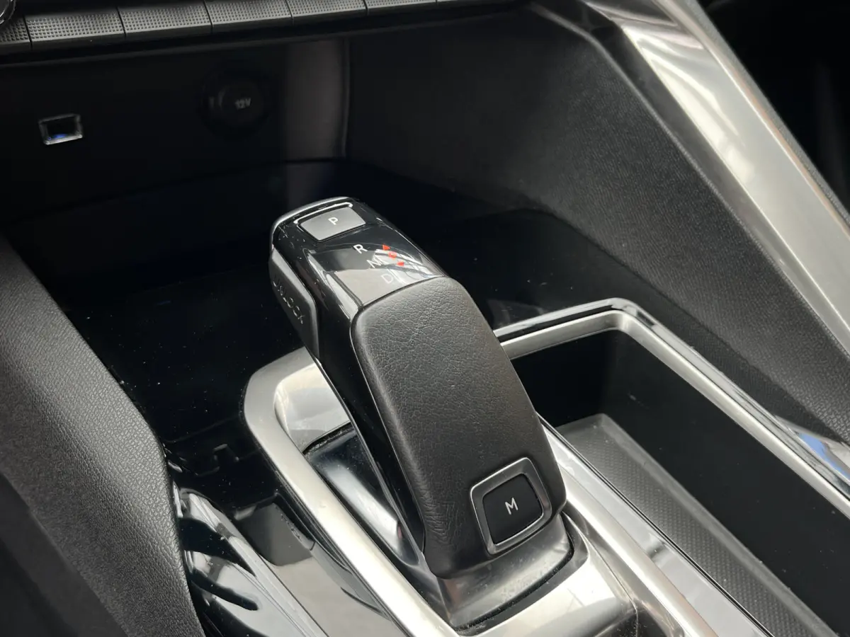 PureTech 130 Automaat Active | Trekhaak afneembaar | Carplay/Android Auto | Parkeersensoren voor + achter | Cruise Control | Climate Control | Navigatie | Bluetooth |