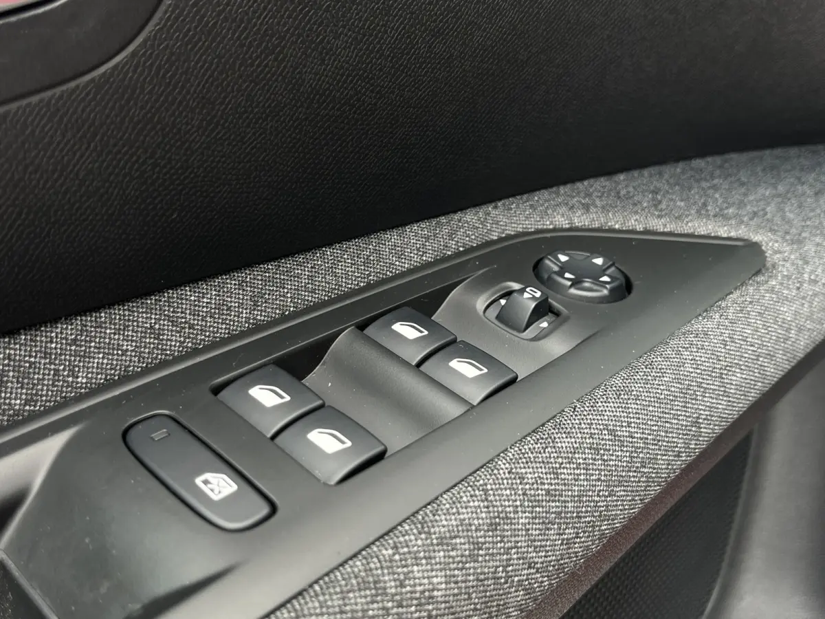PureTech 130 Automaat Active | Trekhaak afneembaar | Carplay/Android Auto | Parkeersensoren voor + achter | Cruise Control | Climate Control | Navigatie | Bluetooth |
