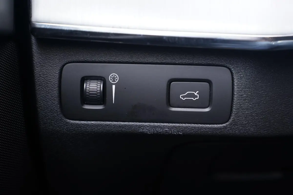 2.0 B5 AWD Inscription Intro Edition navigatie ACC camera nw.prijs 95168.- Apple-carplay ECC wegklapbare trekhaak PDC v+a LED-verlichting Drivers-assist electrische achterklep stoelverwarmin