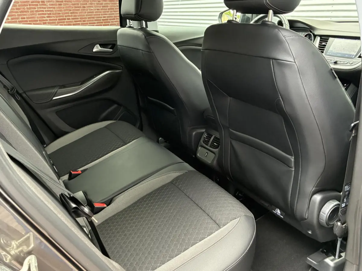 1.2 Turbo Innovation Led Carplay Cruise Pdc Eerste Eigenaar Vol Opties trekhaak 360 Camera Stof|Leer Uniek 20555 KM Gereden Nieuwstaat Dealer Onderhouden incl 12 maanden garantie