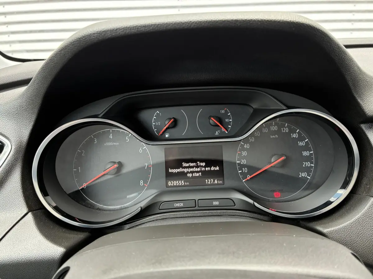 1.2 Turbo Innovation Led Carplay Cruise Pdc Eerste Eigenaar Vol Opties trekhaak 360 Camera Stof|Leer Uniek 20555 KM Gereden Nieuwstaat Dealer Onderhouden incl 12 maanden garantie