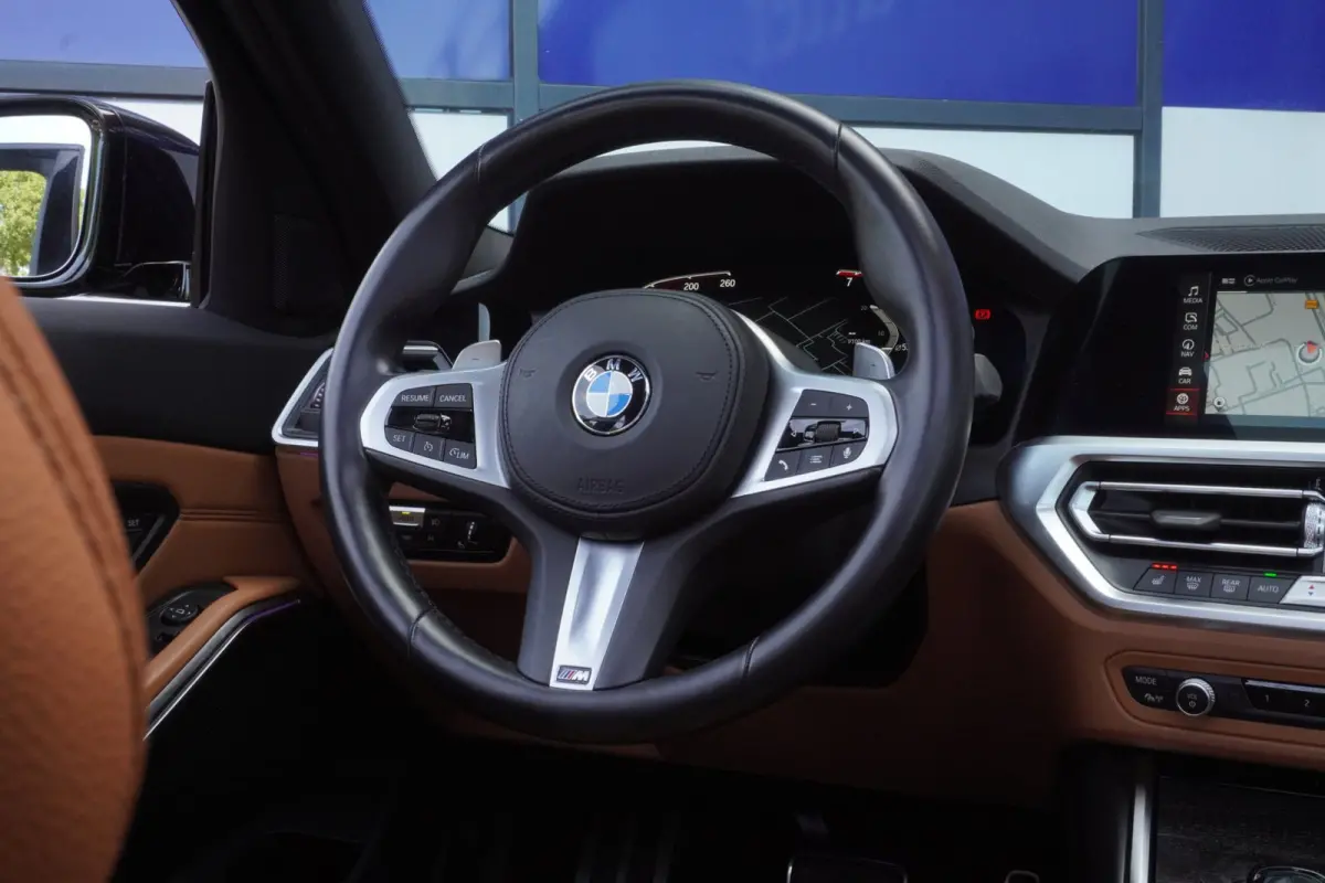 318i Business Edition Plus M sport+M3-Stoelen+Led+stoel-verw+Volleder+schuifdak+Navi+parking-Pack = UNIEK !!